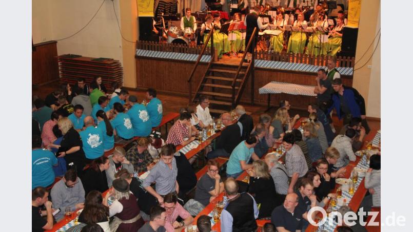 Gut gefüllt war die städtische Turnhalle beim 38. Starkbierfest der Stiftländer Jugend- und Blaskapelle. Bild: kro