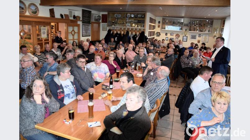 Der Themenkreis war breit, die Bürger strömen in großer Zahl. In Schmidmühlen verzeichnet die Bürgerversammlung einen Rekordbesuch. So viele waren seit Jahrzehnten nicht mehr da. Bild: bö