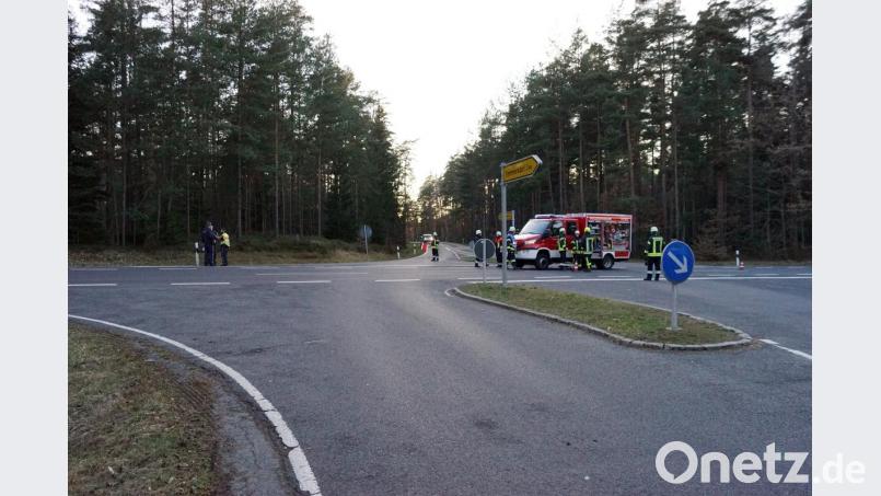 Für eine Stunde ging am Freitagabend nach einem Verkehrsunfall auf der Holzmühlkreuzung nichts mehr. Bild: jma