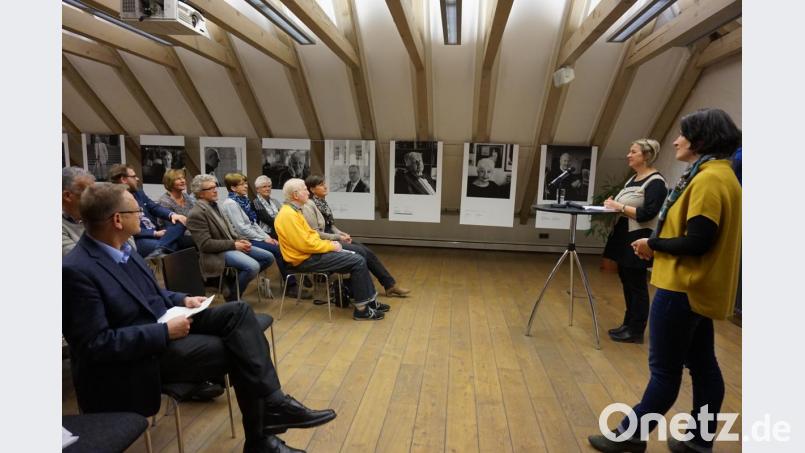 CeBB-Leiterin Veronika Hofinger (rechts), Referentin Anna Knechtel (2.v.r.) vom Adalbert Stifter Verein stellen sich den Fragen bei der Ausstellungseröffnung Bild: eib