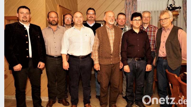 Zum Ehrenvorsitzender wurde Josef Döllinger (fünfter von rechts) ernannt. Mit im Bild die sieben Geehrten mit Bürgermeister Markus Ludwig (links) und Vorsitzendem Norbert Zitzmann (Dritter von rechts). Bild: arw