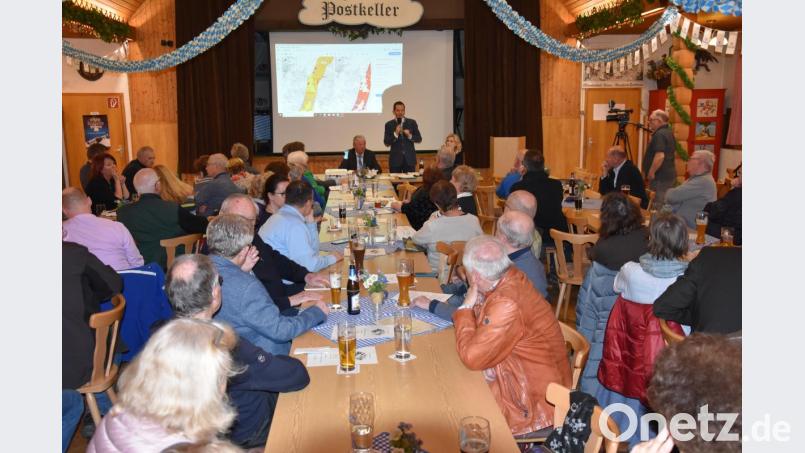 Albert Rupprecht diskutiert mit Zuschauern im Postkellersaal über den Südost-Link. Bild: Beate-Josefine Luber