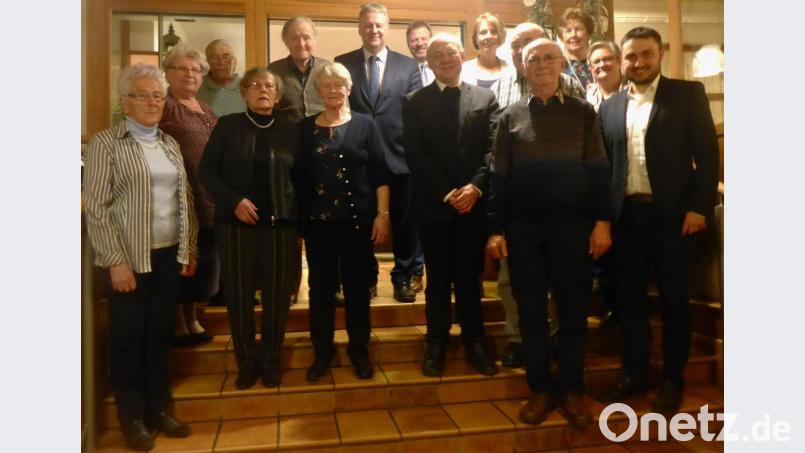 Anlässlich seiner 50-Jahr-Feier ehrt der Obst- und Gartenbauverein Hiltersdorf seine Gründungsmitglieder. Bild: rst