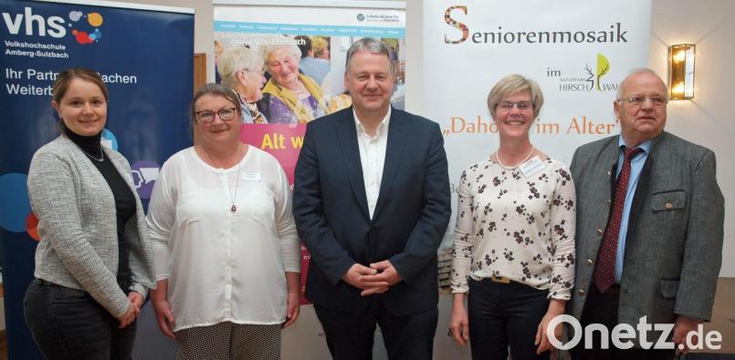 Anlass des Helfertags sei die Arbeit ehrenamtlich Tätiger in der Seniorenarbeit wertzuschätzen, sie noch enger zu vernetzen und auch fachlich zu unterstützen. Dies betonten Ensdorfs 2. Bürgermeister Karl Roppert, Barbara Hernes vom Seniorennetzwerk Hirschwald, Landrat Richard Reisinger, Waltraud Lobenhofer von AOVE und VHS-Leiterin Waltraud Wolfsteiner (von rechts). Bild: sön