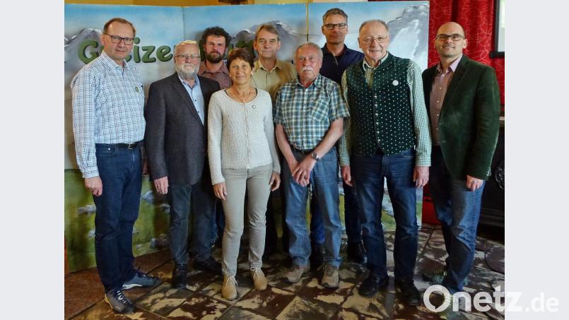 Vorsitzender Michel Rabus (rechts) und Zweiter Vorsitzender Rainer Rahn (links) ehrten (von links) Josef Fennerl, Thomas Peuschel, Martina Keltsch, Klaus-Dieter Irrgang, Richard Preissinger, Matthias Grünler und Michael Hösl. Bild: exb