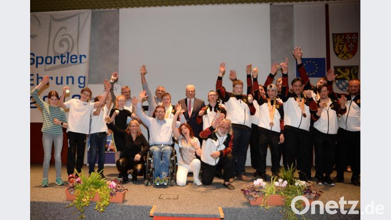 Die mit Gold ausgezeichneten Sportler des Landkreises Amberg-Sulzbach 2018. Bild: brü