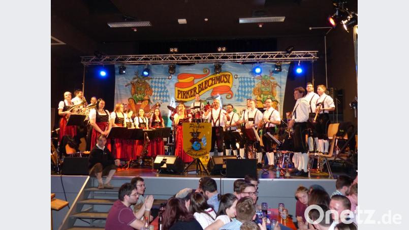 Die Pirker Blaskapelle steht komplett auf der Bühne und präsentiert ein Programm von traditioneller Böhmischer Musik bis Rock von AC/CD. Bild: hme