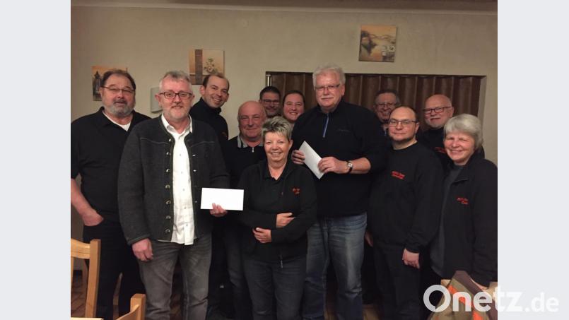 Mitglieder des Motorradgottesdienst-Teams mit den Empfängern der Spenden, Mittelschul-Rektor Ferdinand Höllerer (Zweiter von links) und dem Vorsitzenden des Fördervereins Maffeispiele, Michael Grüner (Fünfter von rechts). Die Kuverts überreichte Thomas Kormann (Dritter von links). Bild: exb