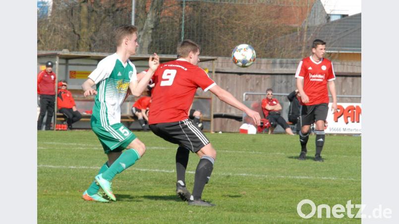 Der SV Mitterteich setzte mit dem 1:0-Sieg gegen den 1. FC Lichtenfels seine Erfolgsserie fort. Hier stört Winter-Neuzugang Sebastian Bilz (links) Gästespieler Lukasz Jankowiak bei der Ballannahme. Bild: gb