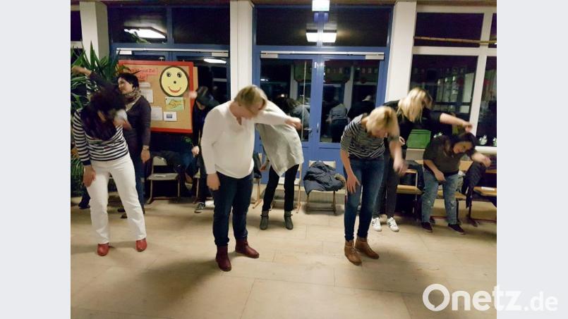 &quot;Brain Gym&quot; ist mehr als Zappeln: Gezielte Bewegung fördert das Lernen. Beim Vortrag durften die Eltern schon mal üben. Bild: exb