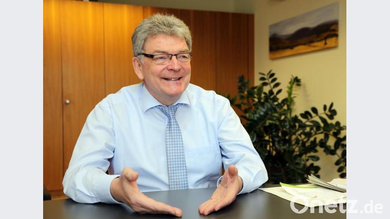 Kämmerer Franz Mertel geht in Ruhestand. Seine offizielle Verabschiedung findet am Freitagabend statt, ab Montag, 1. April, kommt er nicht mehr in sein Büro. Bild: Wolfgang Steinbacher
