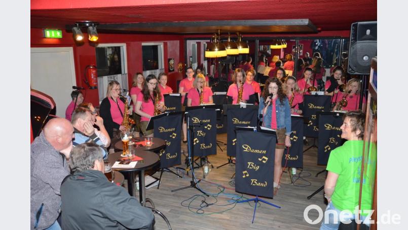 Direkt vor der Spiegelwand präsentiert sich die &quot;Damen-Big-Band&quot; mit einer liebevollen Auswahl beliebter und bekannter Gassenhauer. Bild: fjo