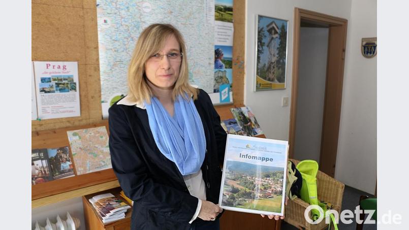 Alles von A (Angeln) bis Z (Zoigl) finden künftig Urlaubsgäste in den neuen Informationsmappen von Friedenfels. Tourist-Info-Leiterin Melanie Höfer hat mit dem Arbeitskreis Tourismus und der Gemeinde die neuen Auskunftsmappen für die einzelnen Vermieter erarbeitet. Bild: bsc