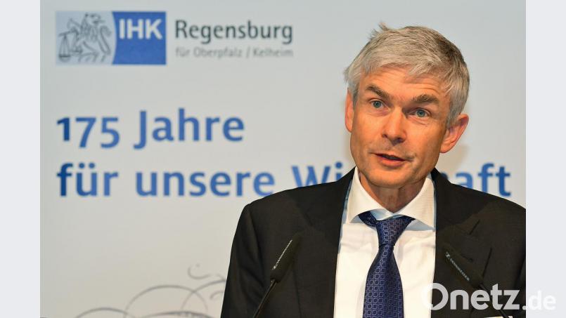 Rolf Pfeiffer ist Vorsitzender des IHK-Gremiums Amberg-Sulzbach und geschäftsführender Gesellschafter der Firma Deprag. Mit Blick auf die noch ausstehende Brexit-Entscheidung sagt er: „Wir werden uns, ganz nach Oberpfälzer Art, pragmatisch auf das einstellen, was kommt.“ Bild: Petra Hartl