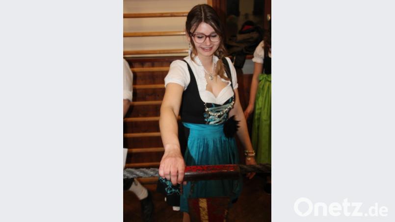 Als Schiedsrichterin fungierte Marina Schicker, die in der Endausscheidung zur Wahl der Bayerischen Bierkönigin ist. Bild: kro