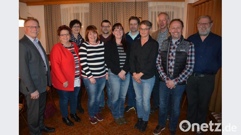 Neuwahlen standen beim Pilger- und Tourismusverein Konnersreuth an. Im Bild (von links) Bürgermeister Max Bindl, Christa Wölfl, Inge Härtl, Isabella Grandi, Andreas Neumann, Vorsitzende Aurelia Haberkorn, Hermann Malzer, Barbara Wenisch, Konrad Härtl, Richard Schiedeck und Pfarrseelsorger Pater Benedikt Leitmayr. Bild: jr