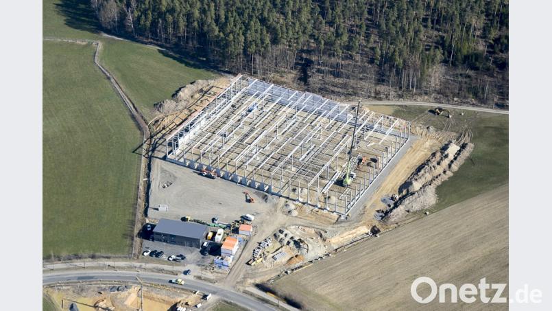 Es sind große Baufortschritte an der Logistikhalle von Ziegler in Wiesau zu beobachten. Bild: mür