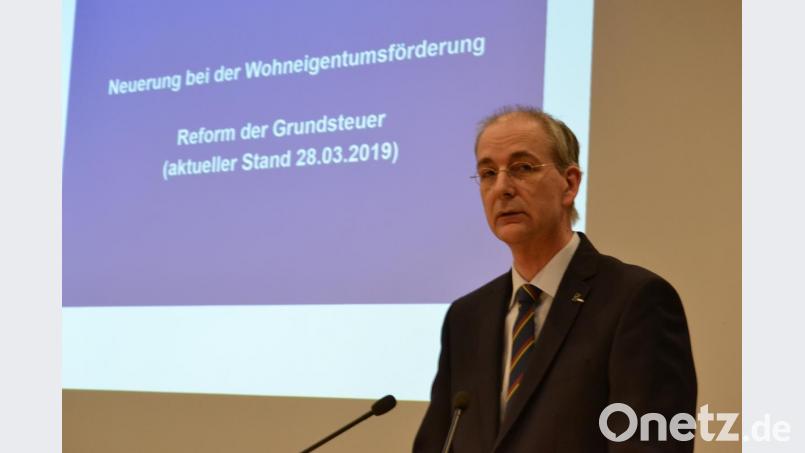 Steuerberater Norbert Ziegler berichtet beim Haus- und Grundbesitzerverein über die Reform der Grundsteuer sowie die steuerliche Förderung des Mietwohnungs- und Eigenheimbaus . Bild: hcz