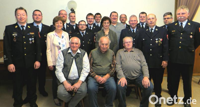 Die Feuerwehr Schwandorf ehrte langjährige Mitglieder, darunter Josef Andree, Josef Bäuml und Johann Eigner (sitzend von links), sprach Beförderungen aus und zeichnete langjährige Aktive aus. Bild: Hirsch