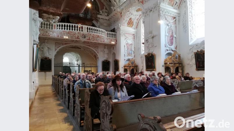 Gemeinsam beten die Senioren der Pfarreiengemeinschaft beim Kreuzweg in der Klosterkirche. Bild: exb
