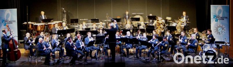 45 professionelle Musikerinnen und Musiker boten unter Leitung von Professor Johann Mösenbichler sinfonische Blasmusik der Extraklasse. Bild: weu