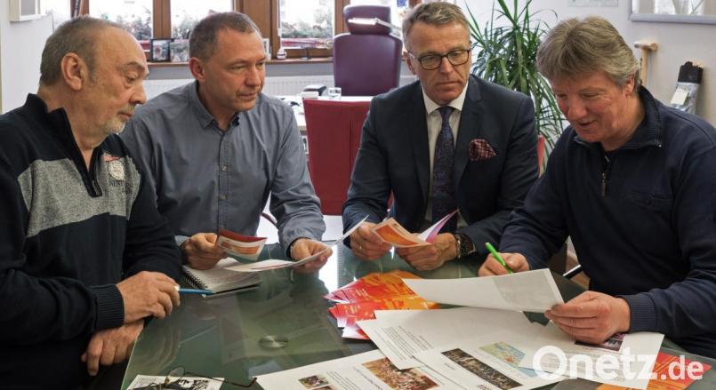 Die Vorbereitungen für die Europassion 2020 sind in vollem Gange. Von links: Spielleiter Peter Geyer, Organisator seitens der Stadt Mirko Streich, Bürgermeister Franz Stahl und der Tirschenreuther Europassions-Delegierte Vinzenz Rahn. Bild: tr