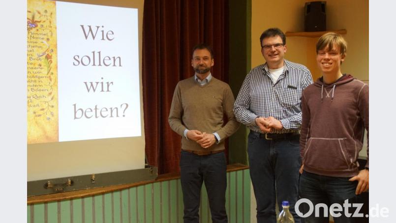 &quot;Wie sollen wir beten?&quot; Die Antwort dazu gab Pastoralreferent Andreas Dandorfer (links), dem Pfarrer Wolfgang Dietz (MItte) im Caritashaus für seinen kurzweiligen Vortrag dankte. Mit im Bild Gemeindeassistent Christian Glaser. Bild: mmj