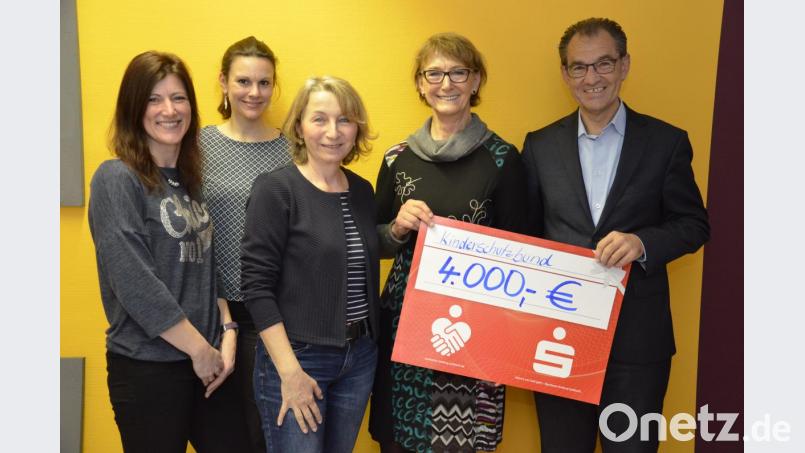 Über die Spendenübergabe freuten sich Vorsitzende Brigitte Breitfelder, zweite von rechts, mit Martina Hänsch, Yvonne Straller-Höhlein und Christa Schuster (von links)
Mit auf dem Bild Dieter Meier, Vorstandsvorsitzender der Sparkasse. Bild: Kathrin Schmidt