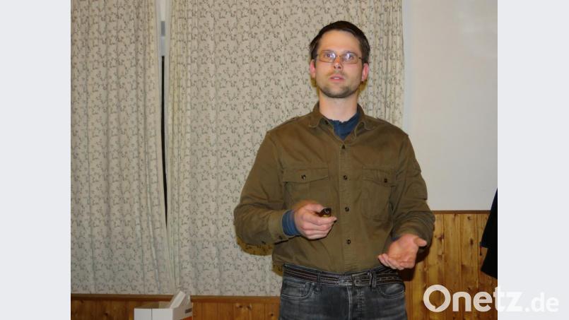 Markus Martini stellte sich als Sachverständiger für Wölfe in der Oberpfalz vor. Bild: ubb