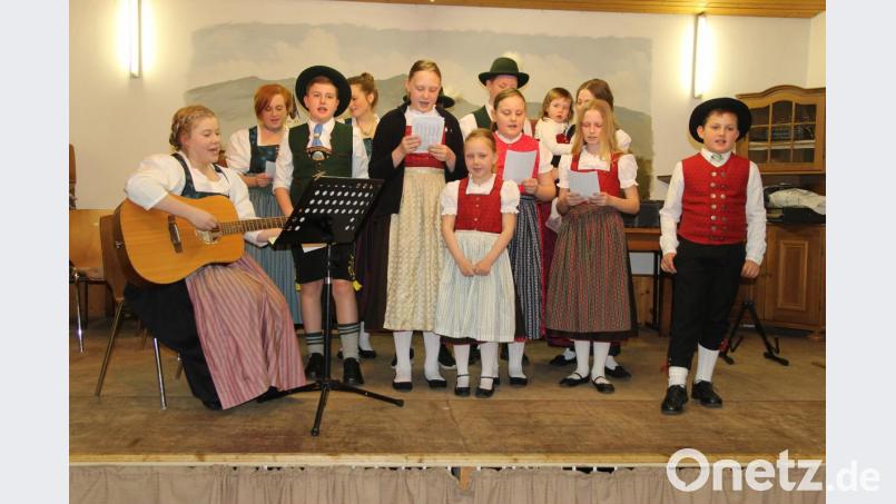 Die Trischinger Trachtenkinder trugen zur musikalischen Unterhaltung bei Bild: ral