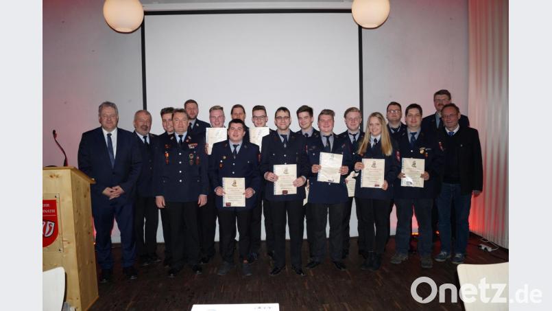 Die beförderten Feuerwehrkräfte mit von links: Landrat Richard Reisinger, Kreisbrandrat Fredi Weiß, 2. Vorstand Fabian Schildbach, Kreisbrandmeister Alexander Graf, 1. Kommandant Christoph Staudte, Manuel Nitzbon, Pascal Dzalakowski, Patrick Förster, Thomas Gebhardt, Georg Hellebrand, Thomas Kugler, Nico Dzalakowski, Jannik Knauer, Johanna Wiesner, Tobias Richthammer, Bernd Stiegler, 1. Vorstand Christian Wenkmann jun. und 3. Bürgermeister Josef Schmaußer. Bild: snn