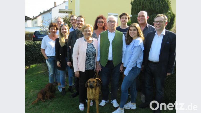 Mit der Familie feiert Michael Stangl mit Ehefrau Maria (vorne, Mitte) 80. Geburtstag feiern. Zweiter Bürgermeister Konrad Adam (rechts) gratuliert im Namen der Gemeinde. Bild: adj