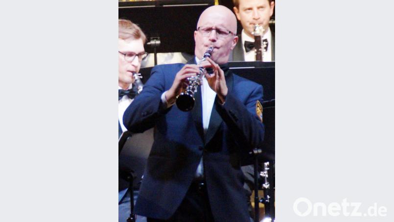 Eine Riesenleistung zeigte Klarinettist Peter Seufert beim „Concerto for Clarinet“ von Artie Shaw, ebenso führte er gekonnt durch das Programm Bild: weu