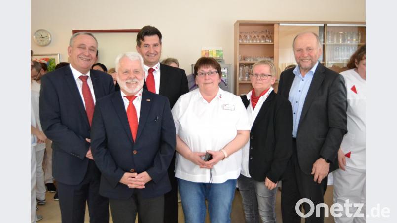 OB Kurt Seggewiß, BRK-Kreisgeschäftsführer Sandro Galitzdörfer, Pflegedienstleiterin Christine Diepold und BRK-Kreisverbandsvorsitzender Simon Wittmann (hinten, von links) würdigten Ludwig Kreutzers (Zweiter von links) Verdienste „um die Menschen, die Mitarbeiter und das BRK“. Bild: hcz
