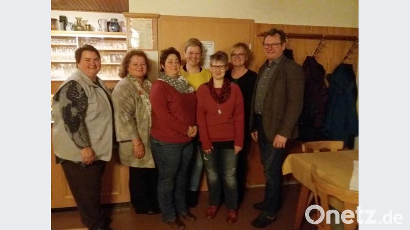 Bürgermeister Martin Prey (rechts) ermunterte die Mitglieder des Gartenbau- und Ortsverschönerungsvereins Pertolzhofen (im Bild die Vorstandsmitglieder) zu einer naturnahen Gartengestaltung, die nicht ganz so ordentlich sein muss. Bild: exb