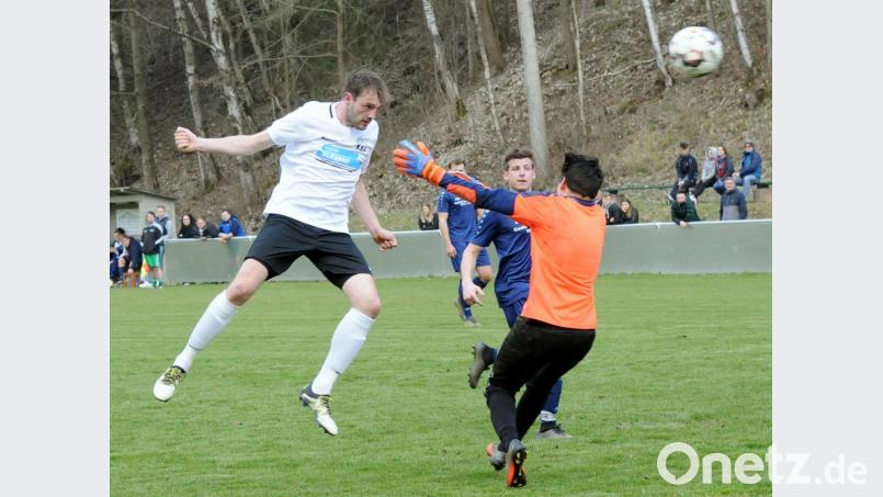 Tabellenführer TSV Waldershof fertigte die SG Fuchsmühl mit 9:0 ab. Hier köpft Dominik Berger (links) zum 2:0 ein. Torwart Pascal Straub und Michael Wallner haben das Nachsehen. Bild: heh