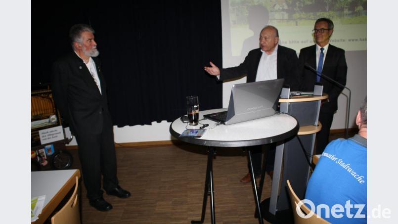 Für ein Jahr rückt Robert Schön (Zweiter von rechts) als Nachfolger von Hans Rösch (links) an die Spitze des Heimatkundlichen Arbeitskreises, der bei seiner Hauptversammlung auch den 40. Gründungstag feierte. Dieses Jubiläum würdigte Bürgermeister Werner Nickl (rechts) in einem anschaulichen Festvortrag. Bild: bjp