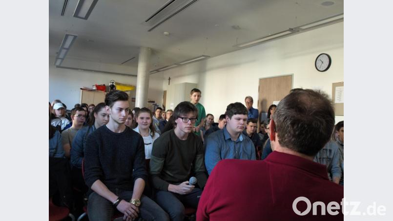 Talkrunde mit Schülern der Wirtschaftsschule. Bild: sba