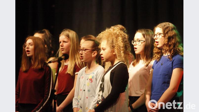 &quot;Where you belong&quot;. Die Chor-Mädels der KMK-Realschule wissen, wo sie hingehören. Bild: Hirsch