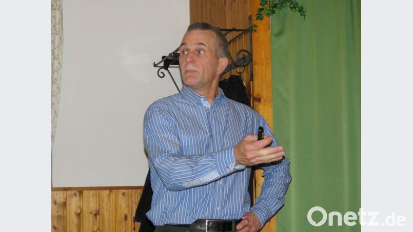 Forstdirektor Dirk Lüder stellte die Wichtigkeit der Verbissgutachten für die Hegegemeinschaften heraus. Bild: ubb