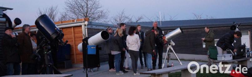 Großen Anklang fand der fünfte „Tag der Astronomie“ der „Sternenfreunde“. Die sieben Teleskope waren ständig belagert, wobei überraschend viele Kinder Interesse zeigten. Bild: weu