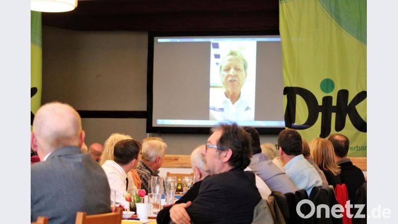 Der im Anschluss einstimmig gewählte neue Vorsitzende Klaus Eder stellte sich per Videobotschaft den Delegierten vor. Bild: stg