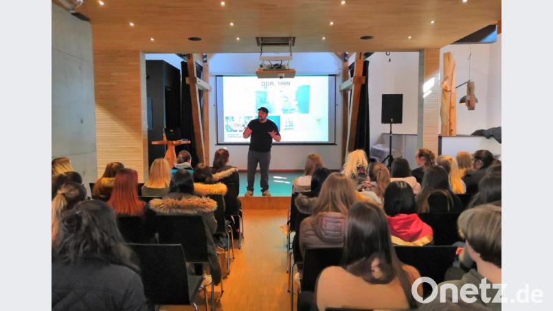 Manuel Bauer präsentierte im Kunsthaus Waldsassen einen spannenden Vortrag. Bild: exb