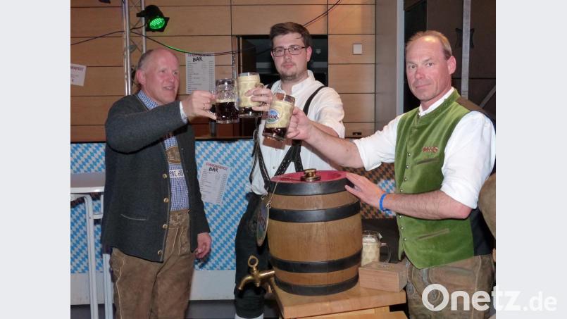 Nach drei Schlägen durch Bürgermeister Michael Bauer (links) liesen sich Vorsitzender Simon Knorr und der Vertreter der Jacob's Brauerei, Markus Lernbecher die erste Halbe schmecken Bild: hme