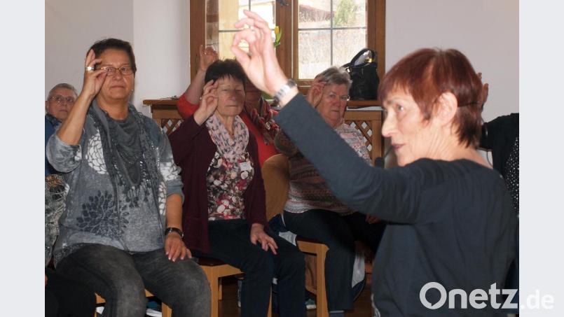 Fingerübungen gehörten zum Programm von Übungsleiterin Brigitte Steger. Bild: sön