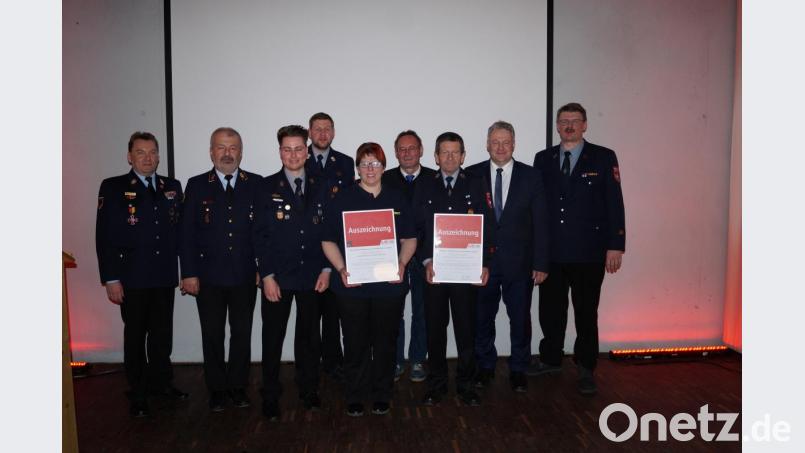 Auszeichnung für Partner der Feuerwehr (von links): Kreisbrandmeister Alexander Graf, Kreisbrandrat Fredi Weiß, 2. Vorstand Fabian Schildbach, 1. Kommandant Christoph Staudte, Inh. Bäckerei Wenkmann Ruth Herbst, 3. Bürgermeister Josef Schmaußer, Inh. Autohaus Stiegler Hans Stiegler, Landrat Richard Reisinger und 1. Vorstand Christian Wenkmann jun. Bild: snn