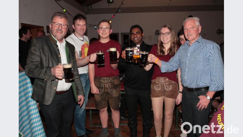 &quot;O&#039;zapft is&#039;&quot;: Die KLJB-Vorsitzenden Franziska Bierler (Zweite von rechts) und Niklas Krapf (Dritter von links) stoßen mit den Ehrengästen an. Bild: pi