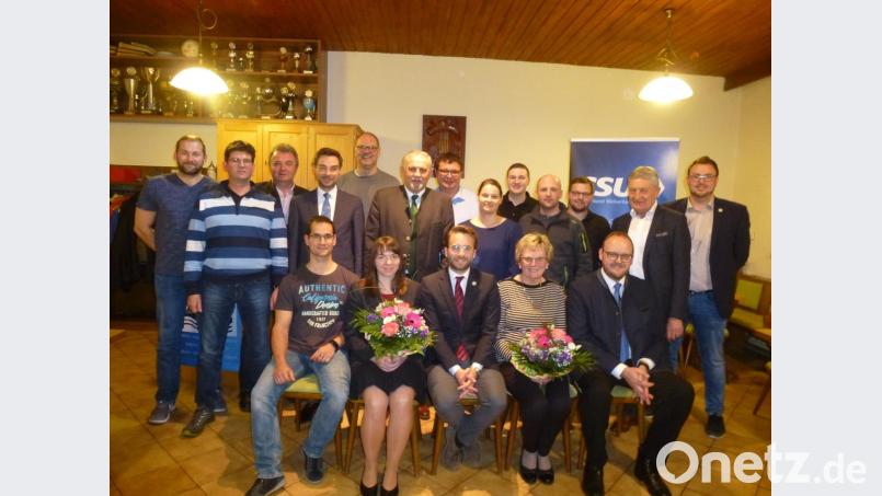 Die CSU hat Leute, die anpacken: Stefan Wildenauer und Christoph Wagner (Dritter und Fünfter stehend von rechts) sind neu im zwölfköpfigen Führungsteam. An der Spitze steht weiter Severin Hirmer (vorne, Mitte). Bild: bk