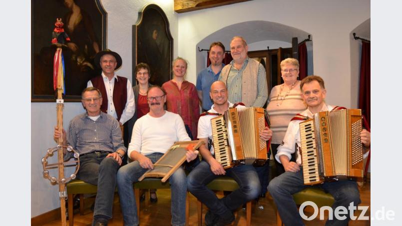 Sie hatten die Lacher auf ihrer Seite: Die Mundartdichter (stehend, von links): Wolfgang Leo Bäumler, Gertraud Mois, Christine Schreiber, Markus Keßler, Günter Weber und Christa Haubner, sitzend die Schirmitzer &quot;Dorf- und Graffl-Musikanten&quot;. Bild: hcz