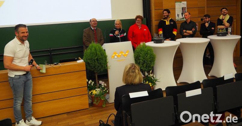 Akteuere des Laufsymposiums (von links) Moderator Martin Neuhaus, Chefarzt Professor Robert Schwinger, Chefärztin Elisabeth Eißner, Athletik-Trainer Christian Wolf, Nofi-Läufer Stefan Kosmus, Biomechanik-Experte Christopher Fleischmann und OM-Redakteur Wolfgang Würth Bild: Bühner